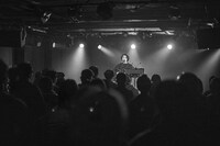 荒谷翔大のライブの様子。（撮影：小財美香子）