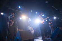 グソクムズのライブの様子。（撮影：小財美香子）