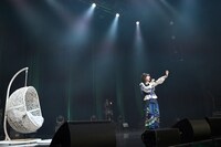 衣装に合わせて変えたというネイルを客席のファンに見せつける小久保柚乃。