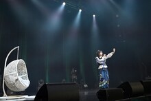 衣装に合わせて変えたというネイルを客席のファンに見せつける小久保柚乃。