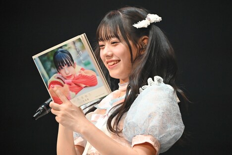 写真集について「本当に初めて見たから『かわいい』しか言えない」という仲村悠菜。