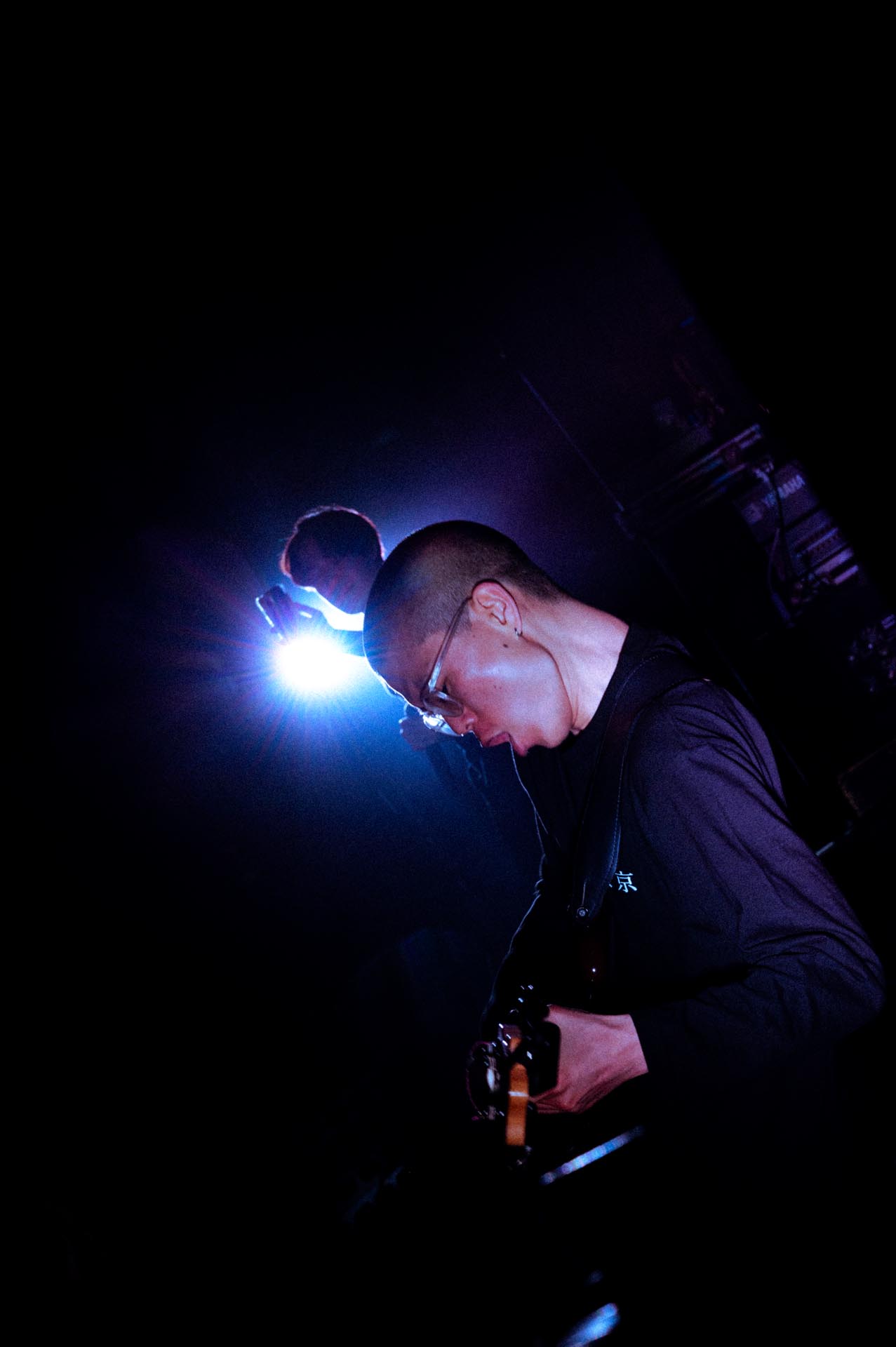 手前から大蔵倫太郎（B）、杉田春音（Vo）。（Photo by Taito Kudoh）
