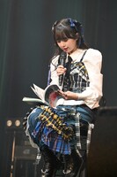 「こくぼづかん」を眺める小久保柚乃本人。