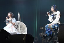 左から小久保柚乃、仲村悠菜。