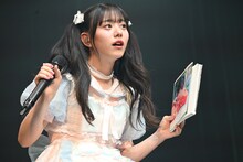 ファンの声に耳を傾ける仲村悠菜。