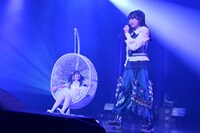 ハンギングチェアに腰をかけてみた仲村悠菜と、小久保柚乃。