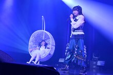 ハンギングチェアに腰をかけてみた仲村悠菜と、小久保柚乃。