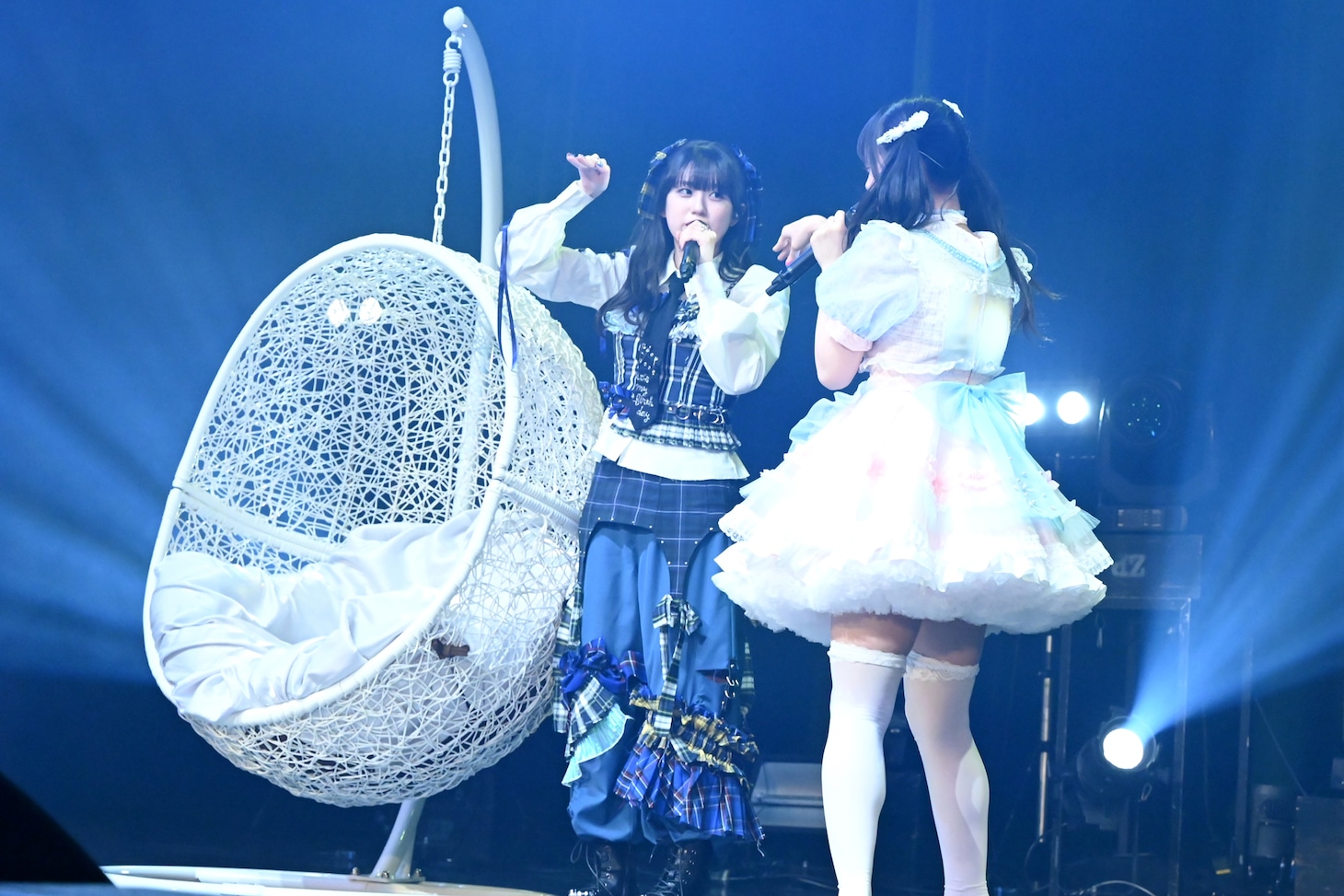 左から小久保柚乃、仲村悠菜。