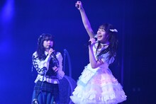 左から小久保柚乃、仲村悠菜。