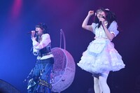 左から小久保柚乃、仲村悠菜。