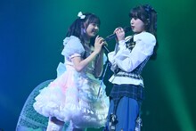 左から小久保柚乃、仲村悠菜。