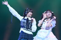 左から小久保柚乃、仲村悠菜。