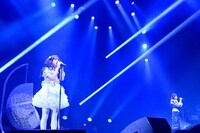 ≠MEの「まほろばアスタリスク」を歌う仲村悠菜、小久保柚乃。