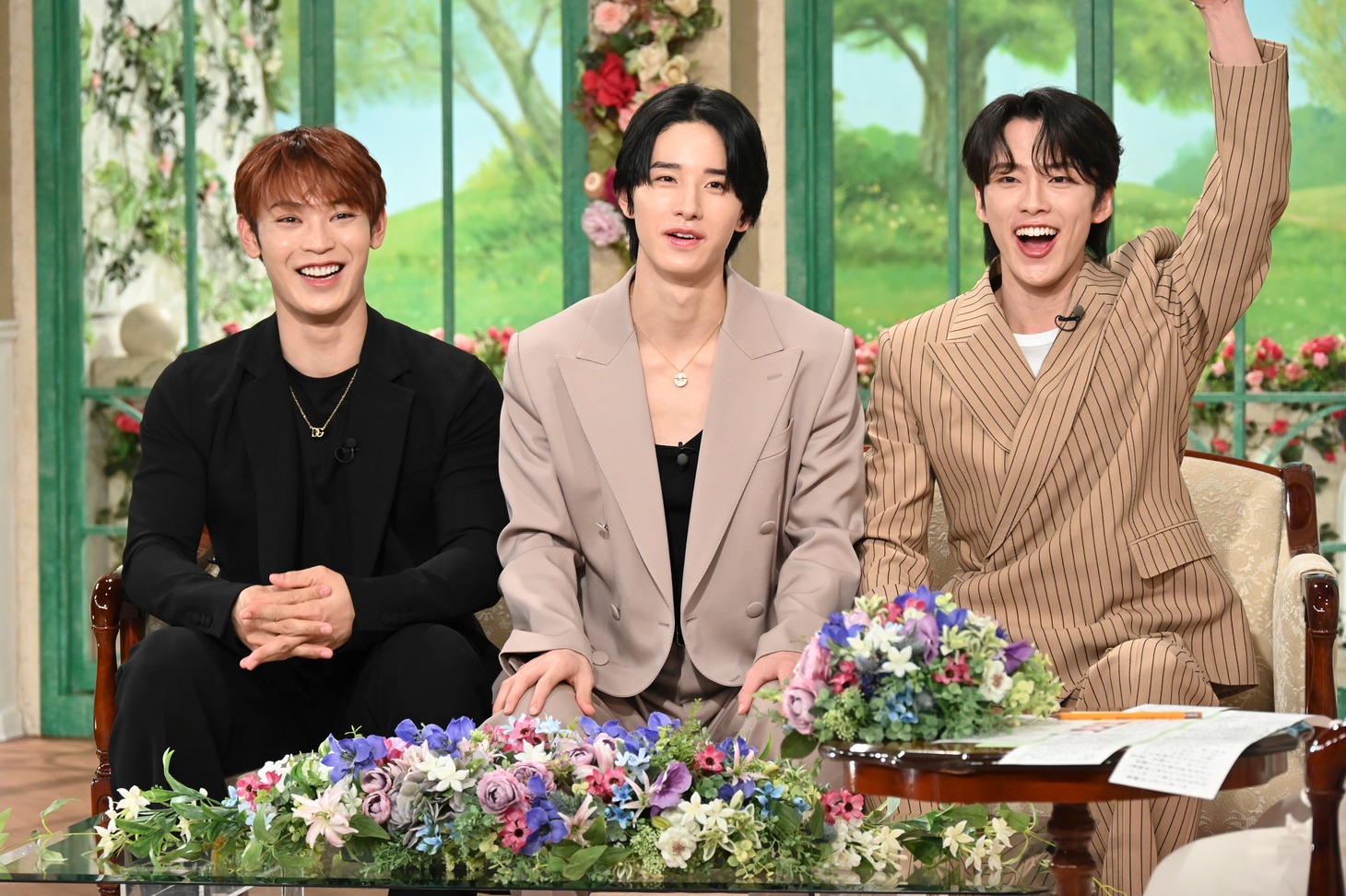 「徹子の部屋」に登場した與那城奨、佐藤景瑚、河野純喜。(c)テレビ朝日