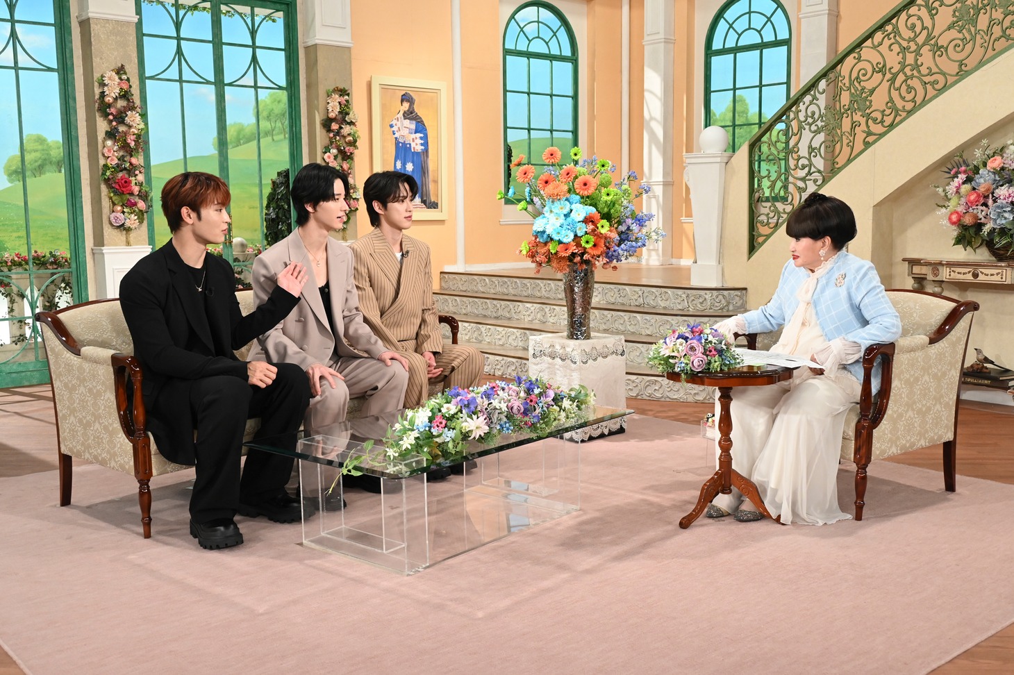 「徹子の部屋」に登場した與那城奨、佐藤景瑚、河野純喜。(c)テレビ朝日