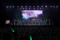 DAY1で「Comeback Story V」を歌うウマ娘たち。(c)Cygames, Inc.