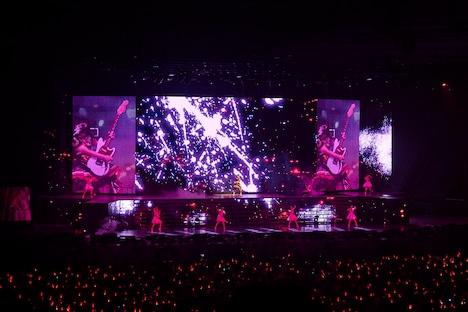 DAY1で「EXCEED」を披露するドゥラメンテ役の秋奈と、ギターを奏でるサトノダイヤモンド役の立花日菜。(c)Cygames, Inc.