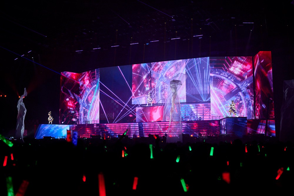 DAY1で「BLOW my GALE」を歌うシンボリクリスエス役の春川芽生とタップダンスシチー役の篠田みなみ。(c)Cygames, Inc.