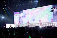 DAY1で「Unite!!」を披露するウマ娘たち。(c)Cygames, Inc.