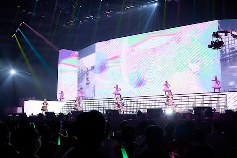 DAY1で「Unite!!」を披露するウマ娘たち。(c)Cygames, Inc.