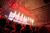 DAY1で「爆熱マイソウル」を披露するウマ娘たち。(c)Cygames, Inc.