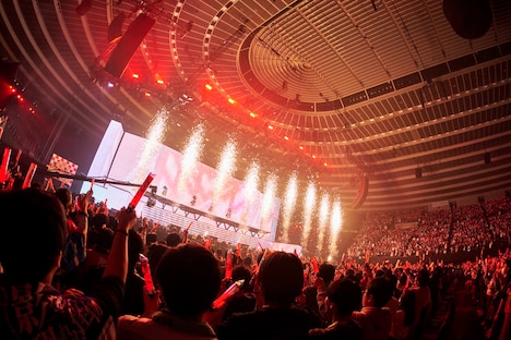 DAY1で「爆熱マイソウル」を披露するウマ娘たち。(c)Cygames, Inc.