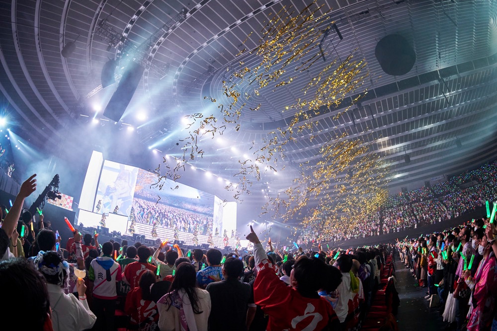 DAY1「U.M.A. NEW WORLD!!」のパフォーマンスシーン。(c)Cygames, Inc.