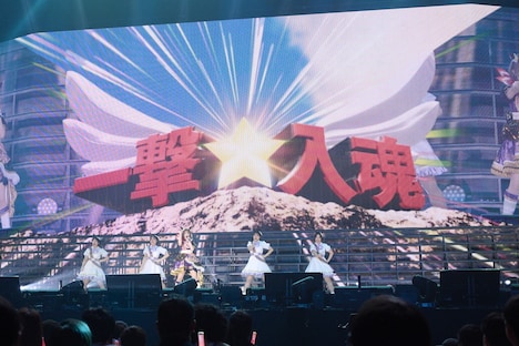 DAY2で「一撃入魂☆ペガサスパンチ」を歌うビコーペガサス役の田中あいみ。(c)Cygames, Inc.