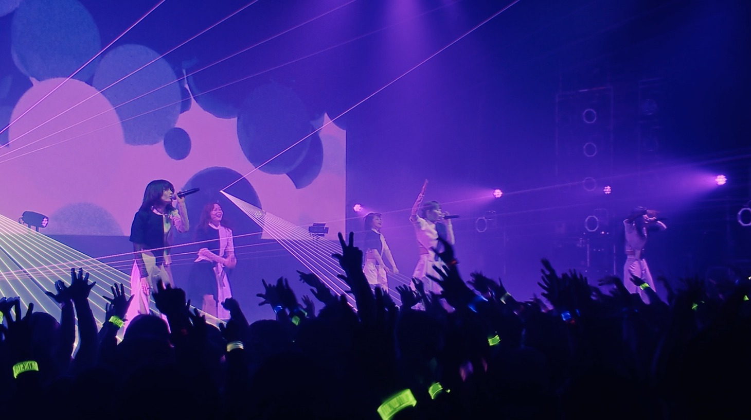 ExWHYZ「Fleeting」「Obsession」ライブ映像より。