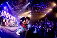 田淵智也（B）（Photo by Viola Kam［V'z Twinkle］）