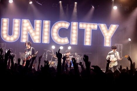 UNISON SQUARE GARDENとイズミカワソラ。（Photo by Viola Kam［V'z Twinkle］）