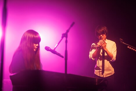 左からイズミカワソラ、斎藤宏介（Vo, G）。（Photo by Viola Kam［V'z Twinkle］）