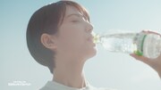 「い・ろ・は・す」の新CM「い・ろ・は・す 森と水とみんなの未来」編より。