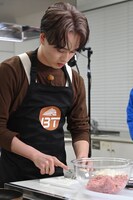 玉ねぎを切るマサヒロ。