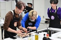 左からマサヒロ、カメラアングルにこだわるカイ、リョウガ。