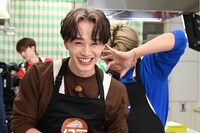 マサヒロを撮るカメラアングルにこだわるカイ（奥）。