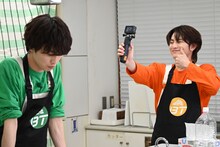 タクヤ（左）そっちのけで自撮りをするハル（右）。