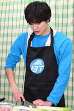 ネギを切るアロハ。