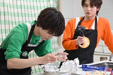 ホイル焼きの味付けをするタクヤ（手前）。