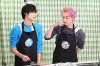 シューヤ（右）に味を見てもらうアロハ（左）。