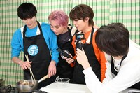 アロハの様子を見に来たハル（中央右）。