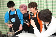 アロハの様子を見に来たハル（中央右）。