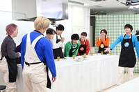 アロハによる「湘南のB-Girlが作る幻の肉豆腐」に盛り上がるメンバー。