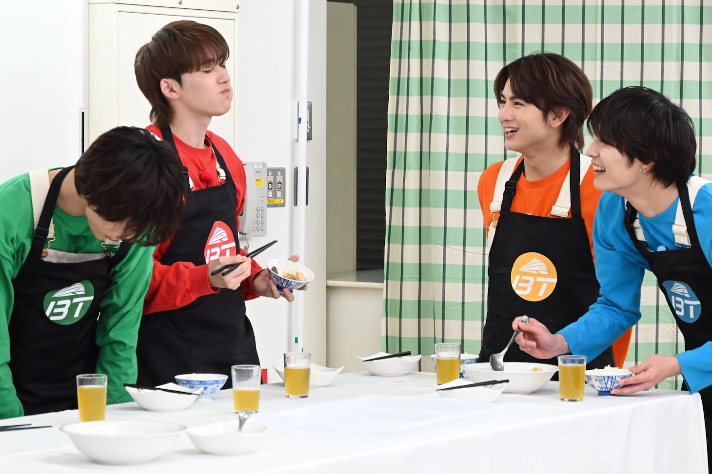 「湘南のB-Girlが作る幻の肉豆腐」を味わうユーキ（中央左）。