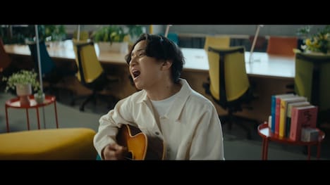 「紅茶花伝」の新テレビCM「ほどけるひととき春」編より。