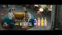 「紅茶花伝」の新テレビCM「ほどけるひととき春」編より。