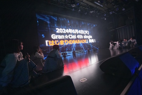 ニューシングル「はじまりのPARADE」の発売が決定したことを告知するGran☆Ciel。(撮影:林晋介)