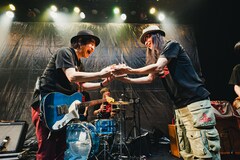 杉本恭一は60歳になってもパワー全開！パートチェンジしたLA-PPISCHも登場の還暦記念ライブ