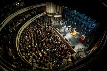 ロングコートダディの漫才の様子。（Photo by Yu Hashimoto）