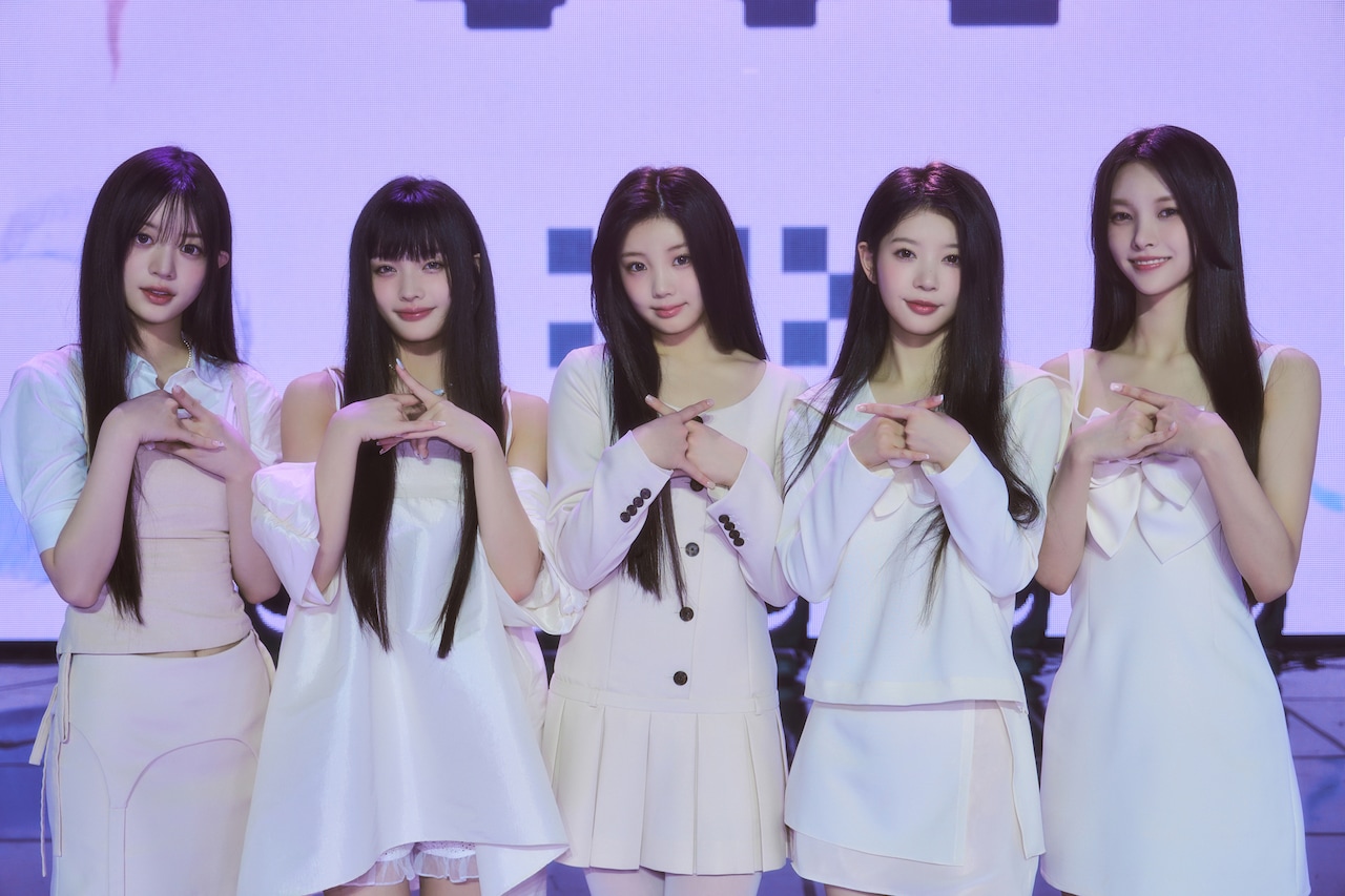 春新作の ILLIT。左からMINJU、IROHA、WONHEE、MOKA、YUNAH。 (P)&(C K-POP・アジア